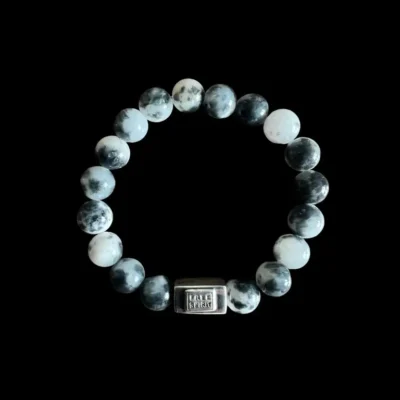 Kralenarmband van Jade. kralen armband persicje jade black and white met zilveren logoblokje
